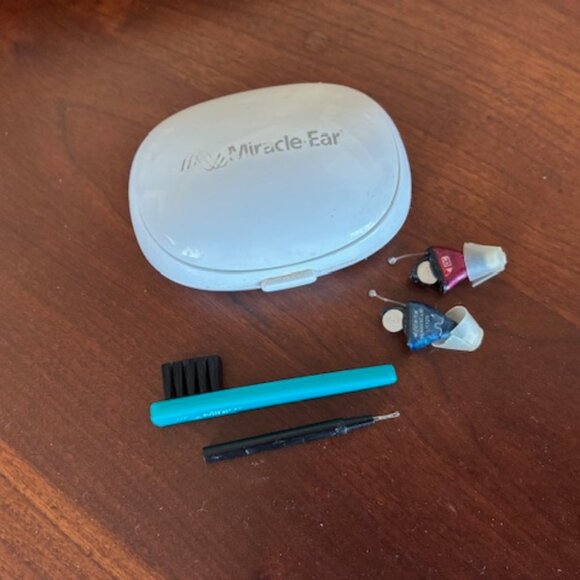Pair of MIRACLE EAR HEARING AIDS + 2 cleaning tools in HARD SHELL CASE - Picture 4 of 4